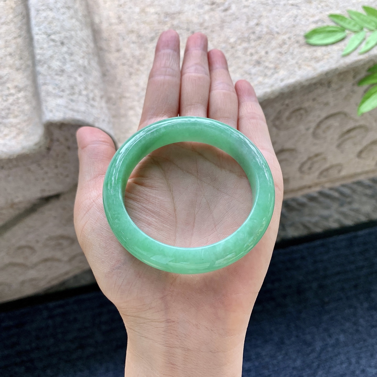 正圈51 52 圈口52.5/12.4/8 编码QX092491 满绿，水润，种老，细腻，打灯有絮线