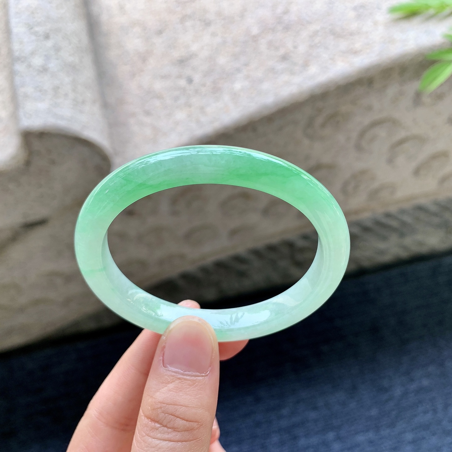 贵妃51 52 圈口52.6/46/8.3/7 编码GF092328 阳绿，水润，种老，细腻，有纹线