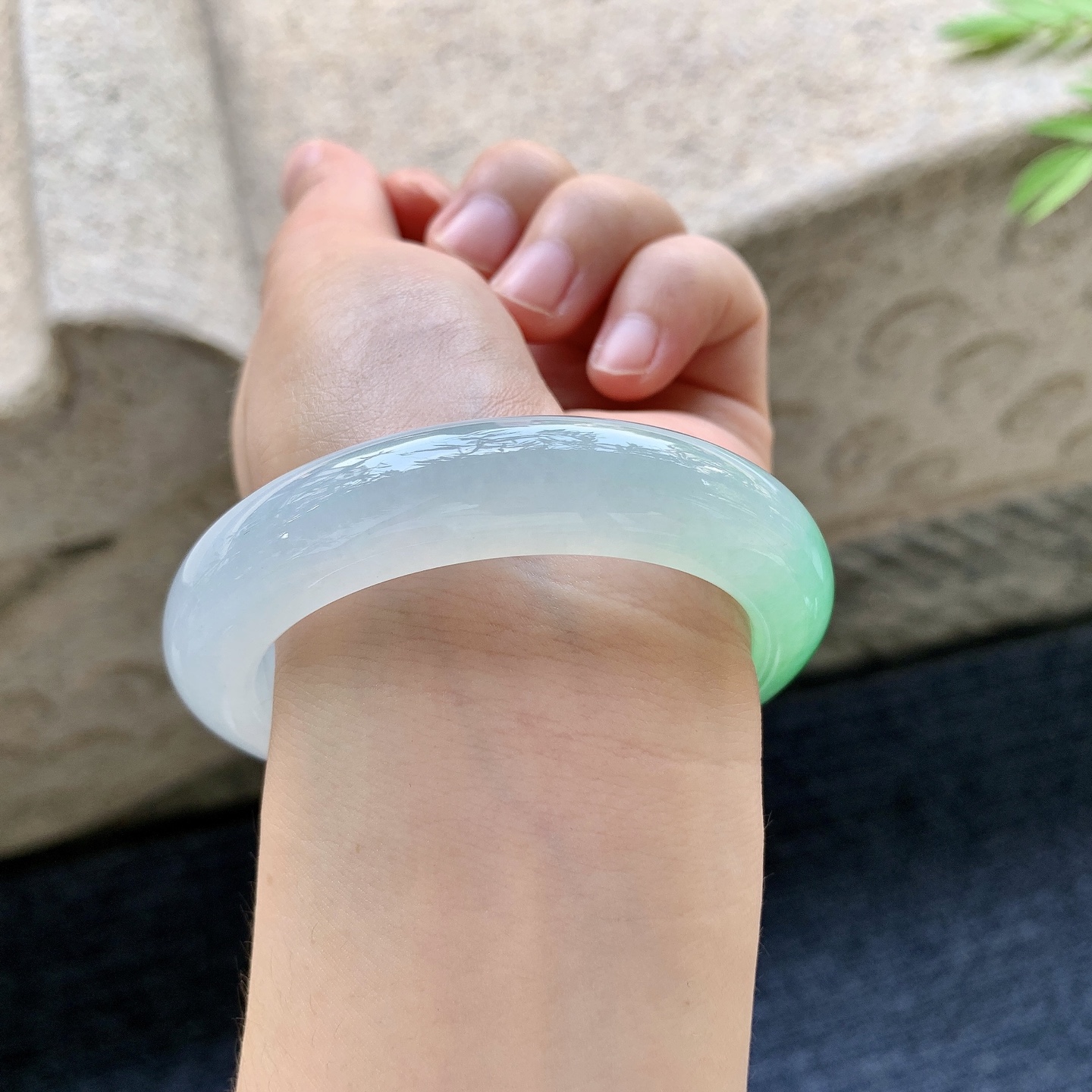 正圈53 54 圈口54.6/12.7/9.7 编码H3092356 冰糯飘阳绿，水润，种老，细腻，打灯有絮线