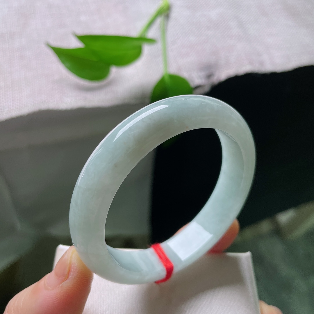52.9/12/7.9，蓝底正圈，有裂，玉质的温润，搭配幽蓝底色，既有玉石的沉静，又有海的清灵，ss59480a