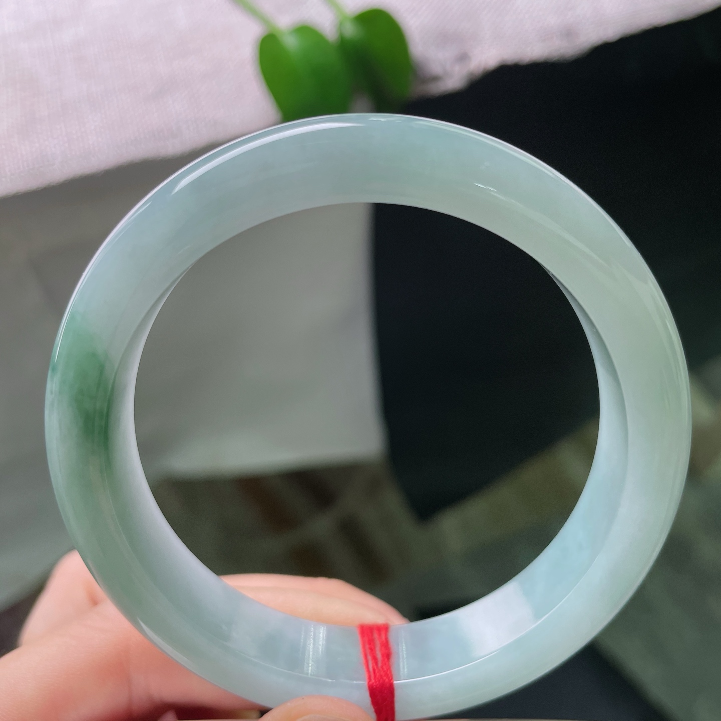 58.2/12.6/8.4，飘花正圈，冰润清透玉底澄澈干净，一抹墨绿悠然飘落镯身，水墨写意，腕间漫出清冷诗意。ss59346a