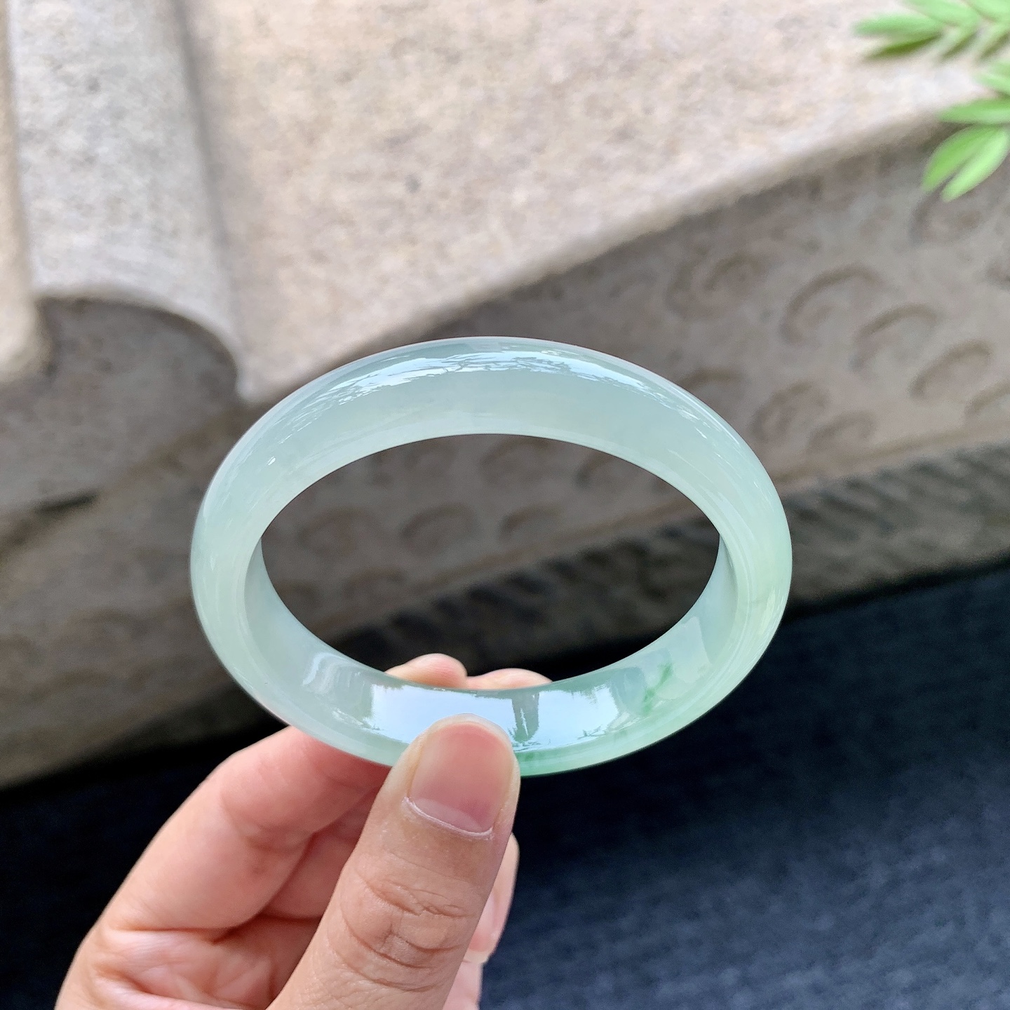 贵妃53 54 圈口54/46.9/12.3/7 编码GF092361 冰糯飘绿，水润，种老，细腻，打灯有棉线