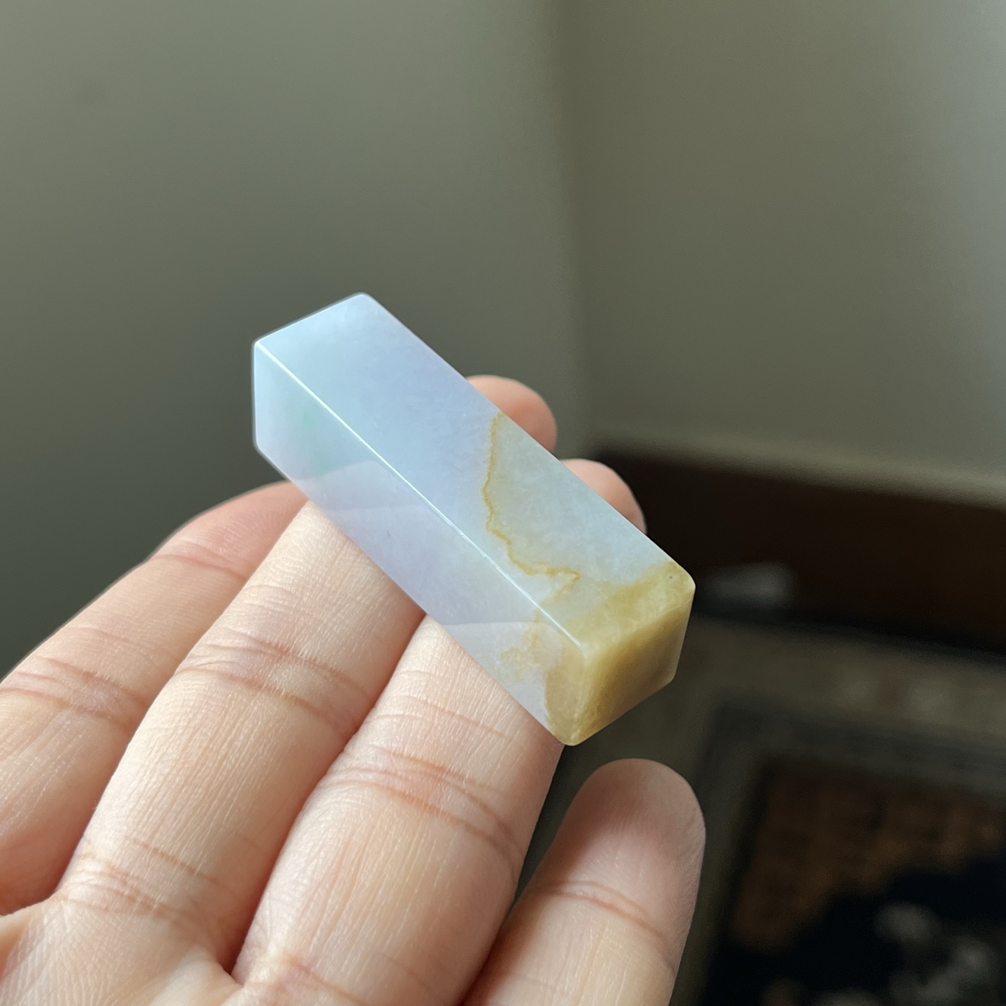 紫底黄翡俏色印章，天然俏色山水图，好意头，紫气东来，步步高升种水好，无裂，尺寸44.5×12.7×1