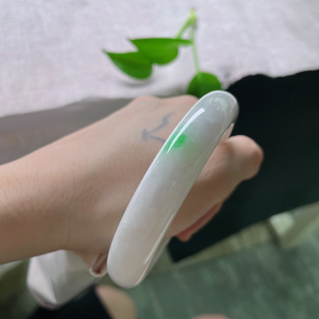 60.8/12.7/9.1，淡紫正圈，一点皮纹，纯净白底衬轻柔飘绿，翠色如烟缥缈弥散，平安镯型端庄周正，上手柔和耐看百搭。ss59521a