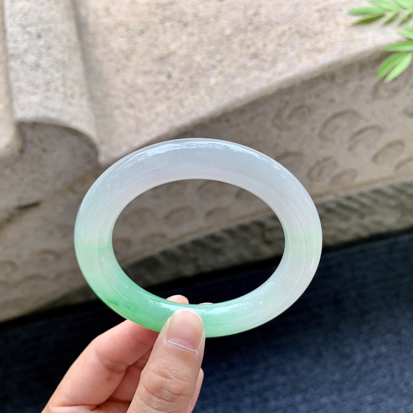 圆条54 55 圈口55/11.2/11 编码GF092326 冰糯阳绿，水润，种老，细腻，打灯有棉线