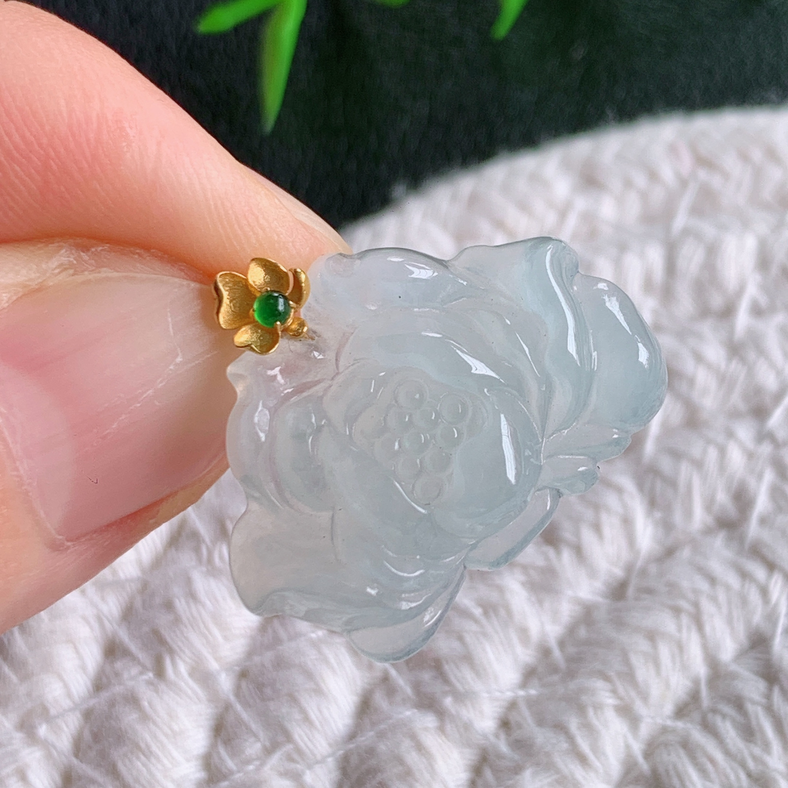 18k金扣老坑冰润莲花挂件，种水上乘，肉质水润细腻，晶体结构致密，莹润通透，颜色清爽干净，色泽纯正  W49.20 整体尺寸：21-25-5.8mm  裸石尺寸：18-25-5.8mm