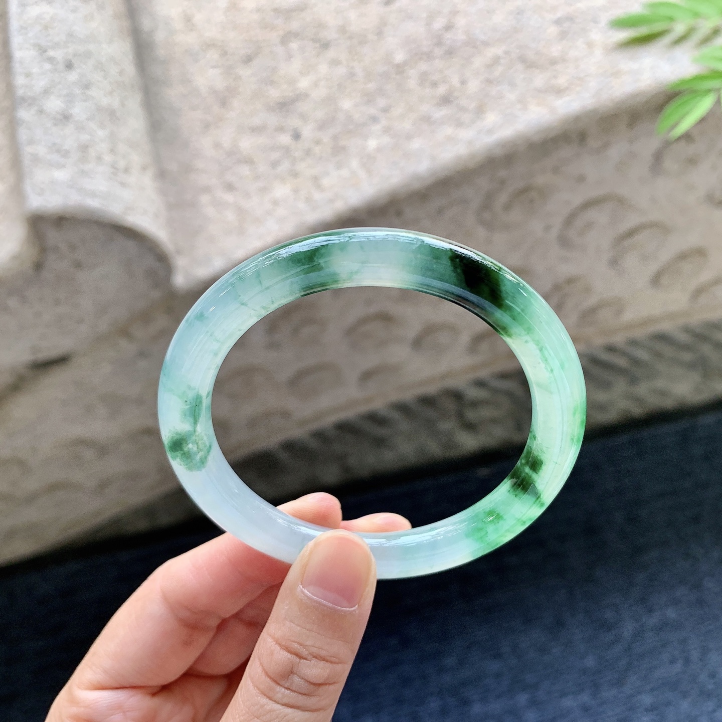 圆条53 54 圈口54.8/8/8.3 编码W6092317 冰飘绿花，水润，种老，细腻，打灯有纹线