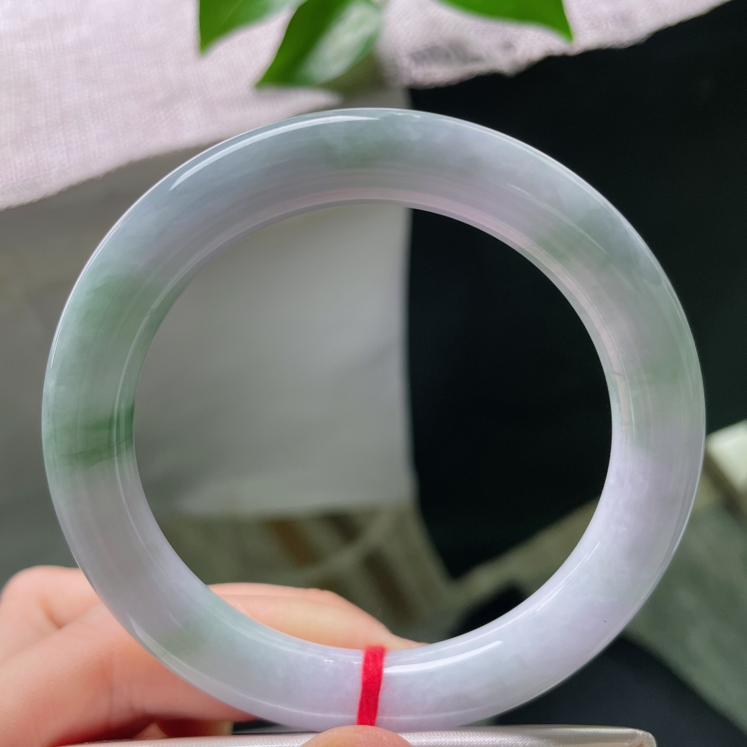 56.8/10.7，春彩圆条，一点皮纹，玉质温润细腻，素白底色衬悠然翠色，双色相生柔和不张扬，流露玉