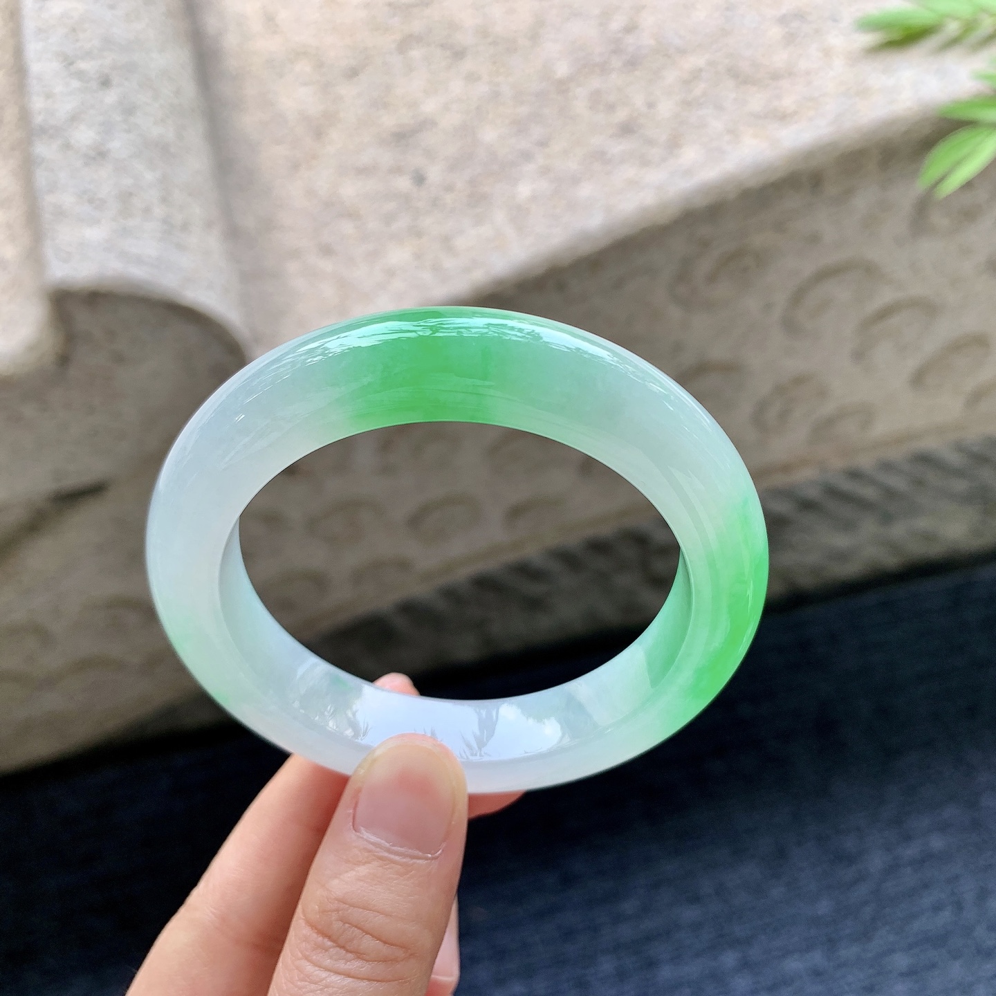 正圈54 55 圈口55.7/12.3/9.7 编码H3092354 冰糯飘辣阳绿，水润，种老，细腻，无裂