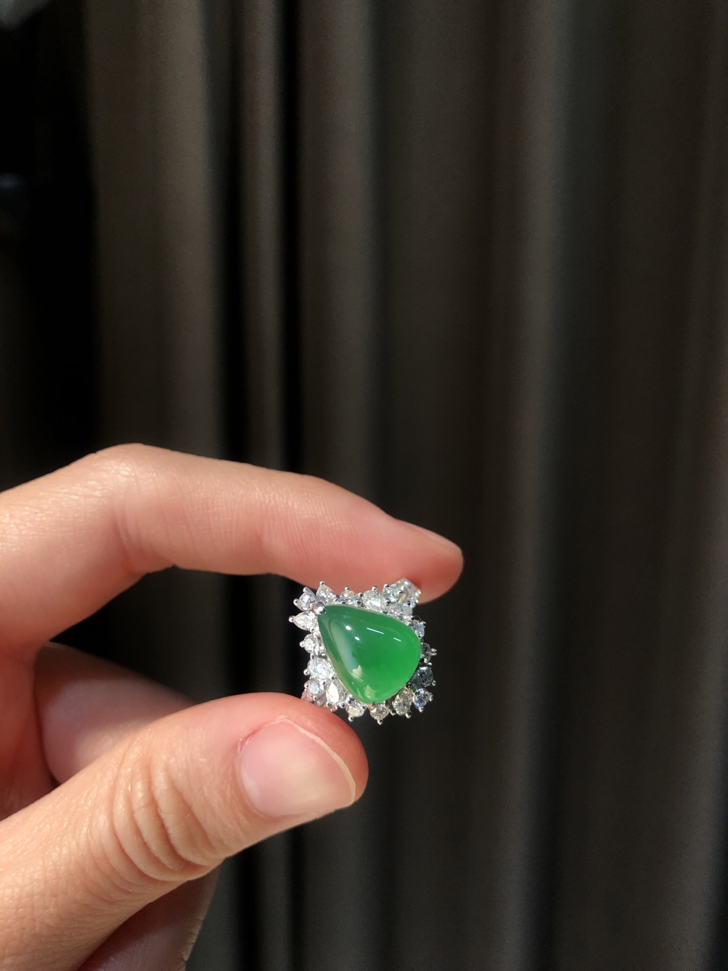 ️ 18k【金镶嵌冰绿水滴戒指】 尺寸：17.3×14.5×12.5 裸石11.8×8.6 玉见温润，典藏东方美韵