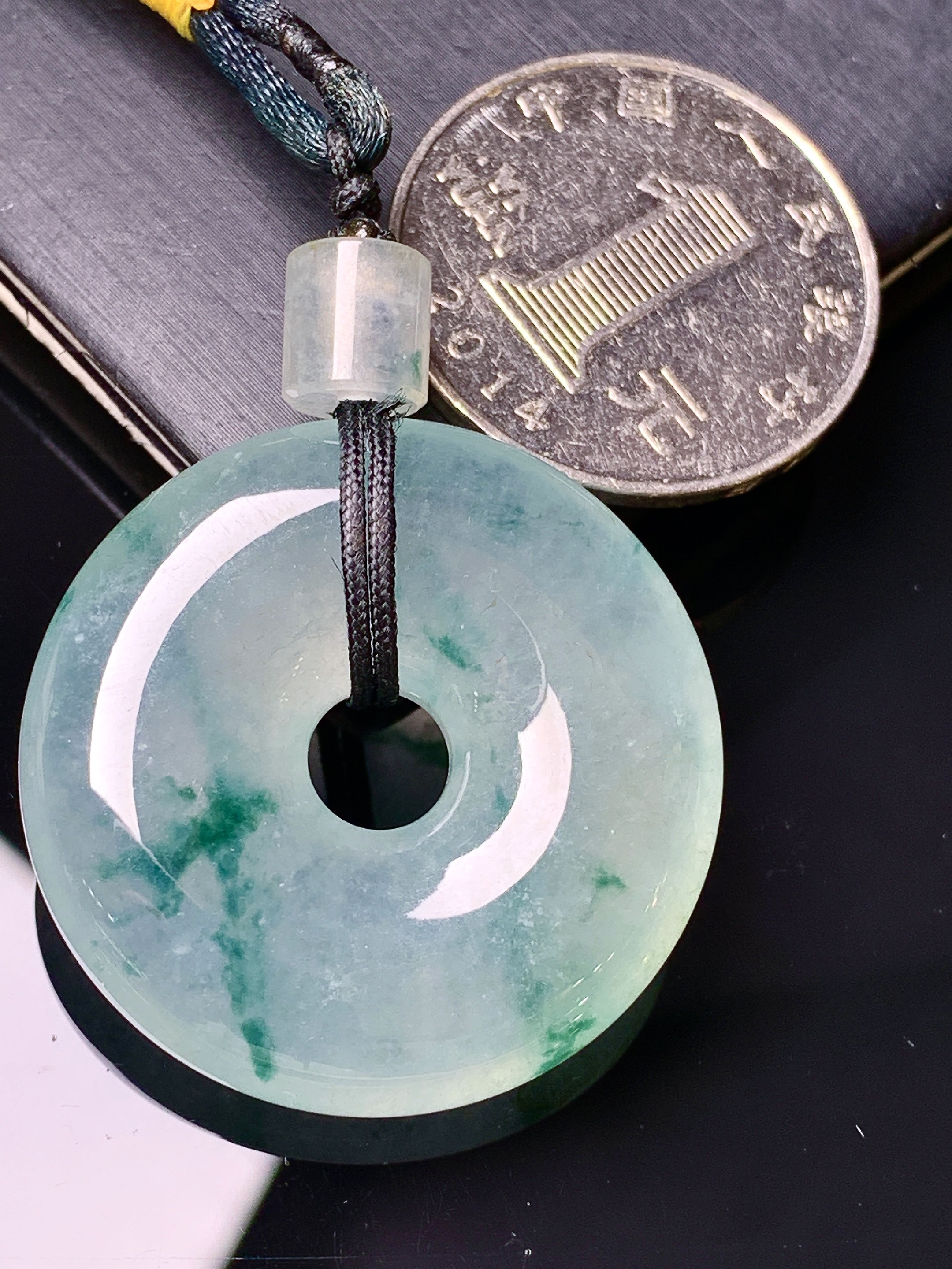 飘绿平安环吊坠 玉质细腻 色泽艳丽清新 水润亮眼 整体尺寸31.3*7.8 j3