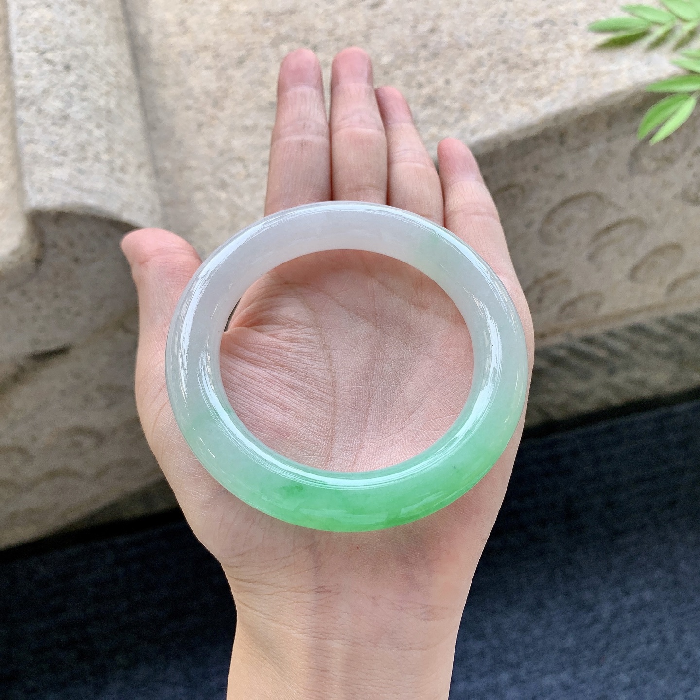 圆条54 55 圈口55/11.2/11 编码GF092326 冰糯阳绿，水润，种老，细腻，打灯有棉