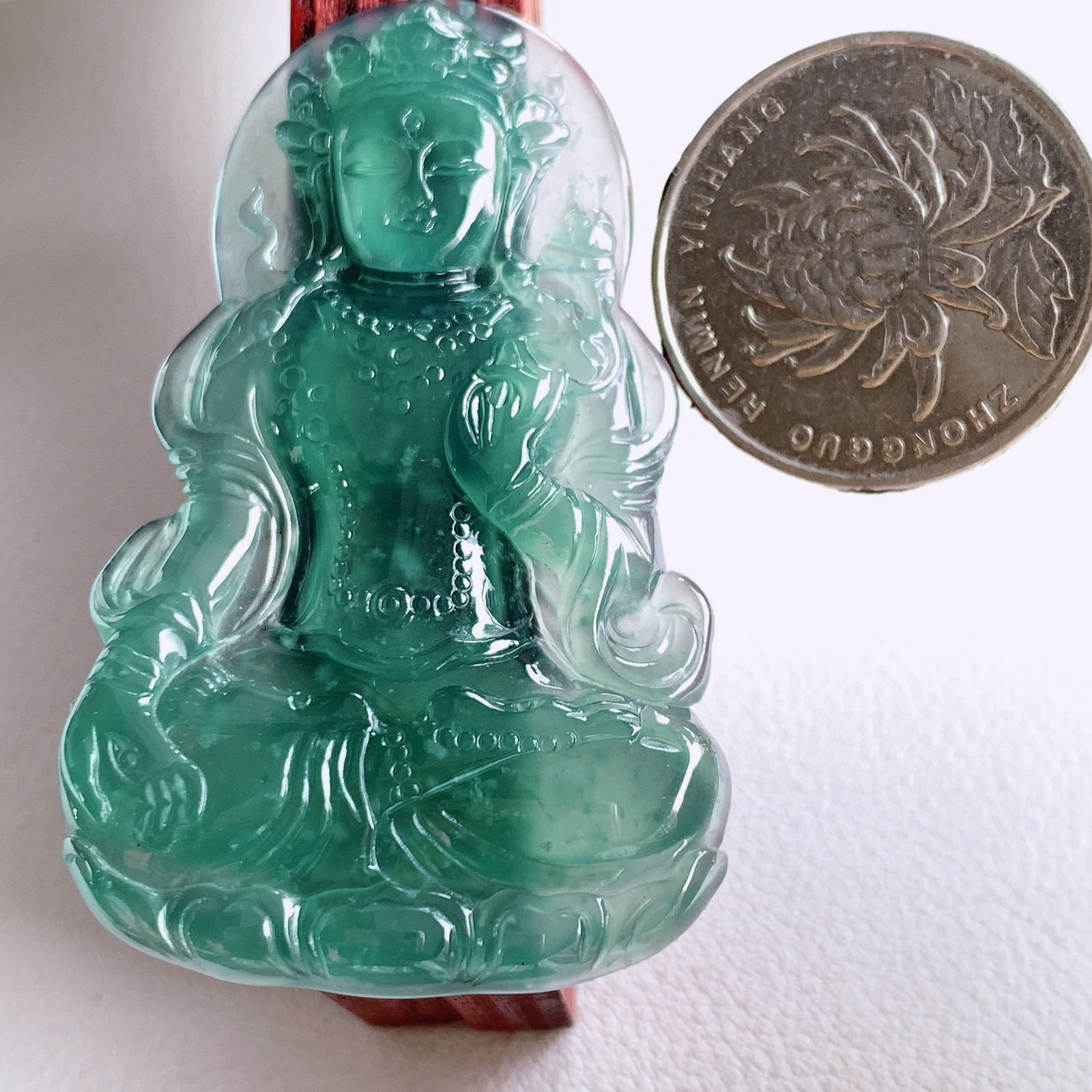 蓝冰精雕观音吊坠，法相端庄大气，工艺精湛，种色浓郁，细腻饱满冰润，种老水足，收藏佳品，佩戴大气  W03.20  尺寸：57-34.3-4.7mm