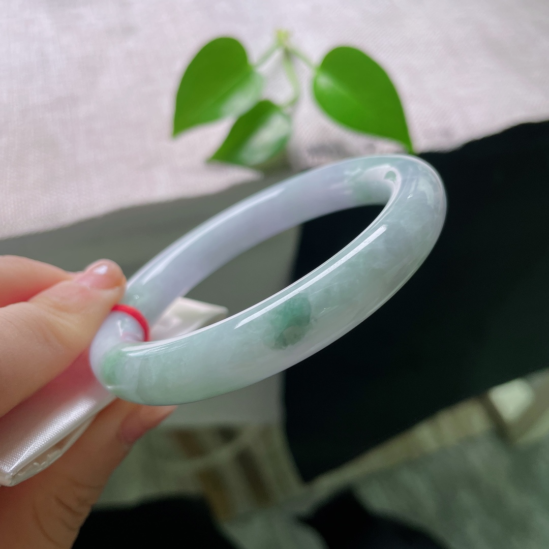 56.8/10.7，春彩圆条，一点皮纹，玉质温润细腻，素白底色衬悠然翠色，双色相生柔和不张扬，流露玉石含蓄温润质感。ss59437a