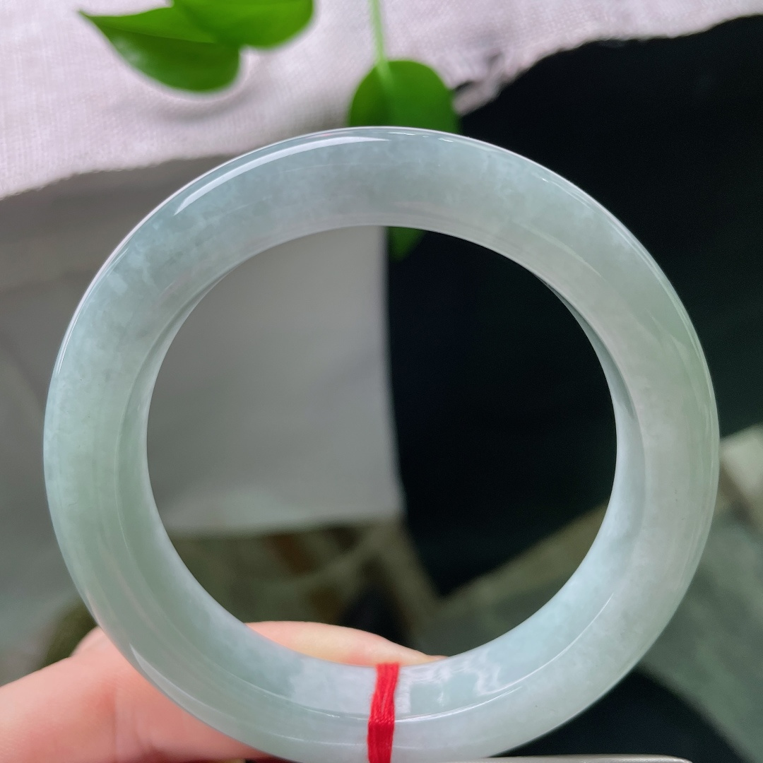 56.4/12.6/9.7，蓝底正圈，皮纹，柔和湖水绿温润匀净，冰感玉地清透干净，平安镯端庄周正，沉