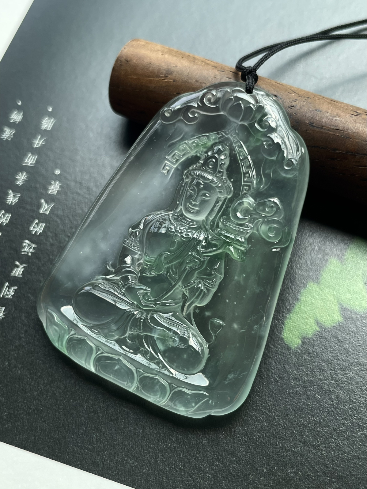 【玻璃种飘绿观音吊坠】质地非常细腻干净，冰润十足，种老冰透，收藏品质。