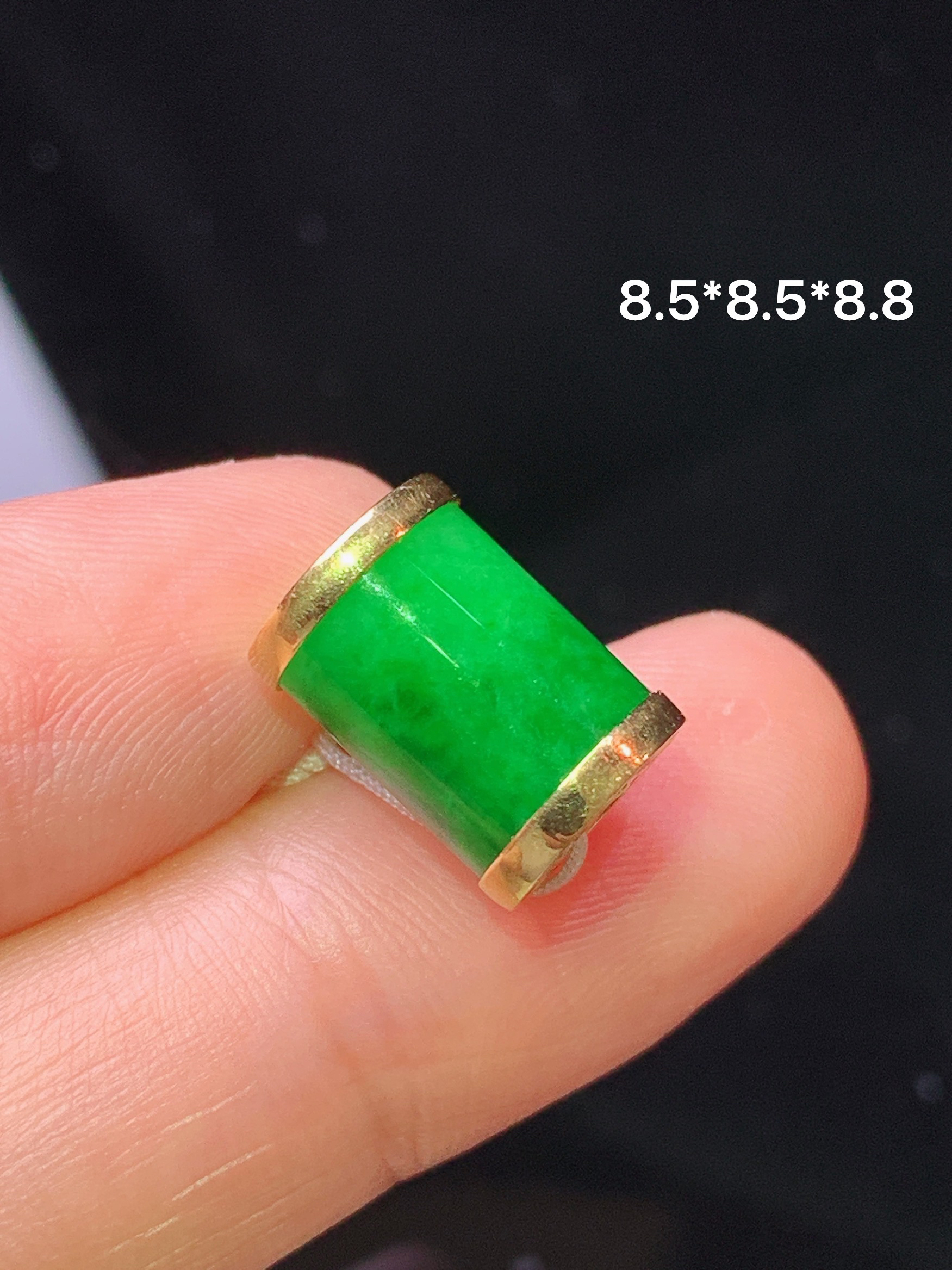 18k金镶嵌阳绿路路通吊坠 玉质细腻 色泽艳丽清新 水润亮眼 整体尺寸8.5*8.5*8.8 b1
