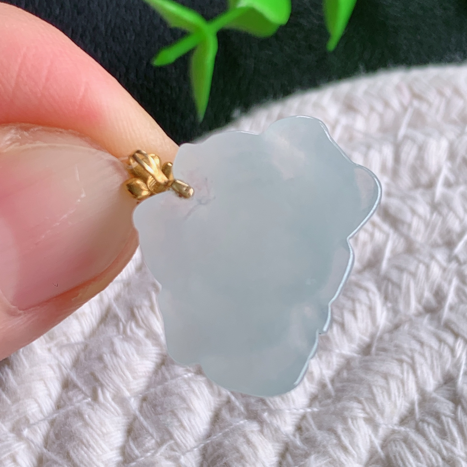18k金扣老坑冰润莲花挂件，种水上乘，肉质水润细腻，晶体结构致密，莹润通透，颜色清爽干净，色泽纯正  W49.20 整体尺寸：21-25-5.8mm  裸石尺寸：18-25-5.8mm