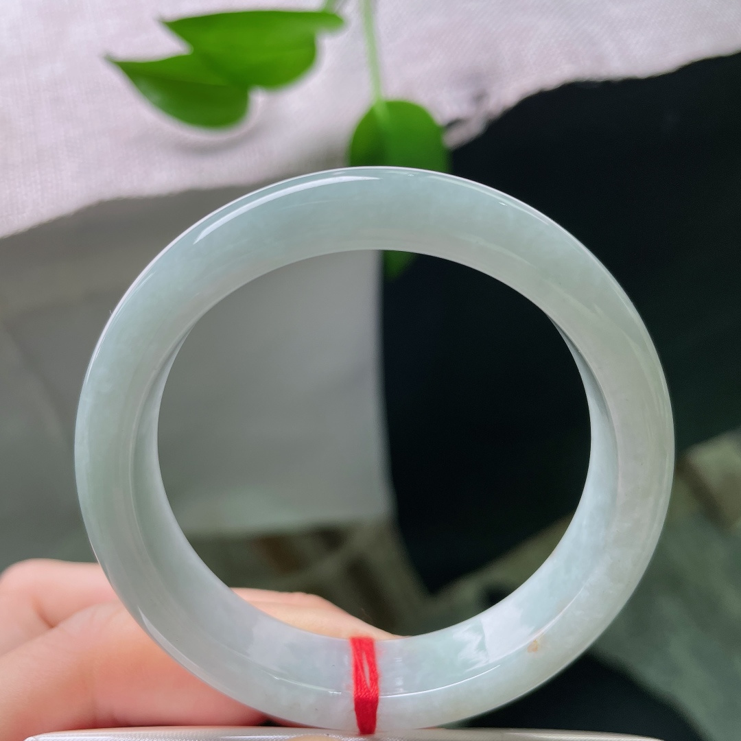 52.9/12/7.9，蓝底正圈，有裂，玉质的温润，搭配幽蓝底色，既有玉石的沉静，又有海的清灵，ss59480a