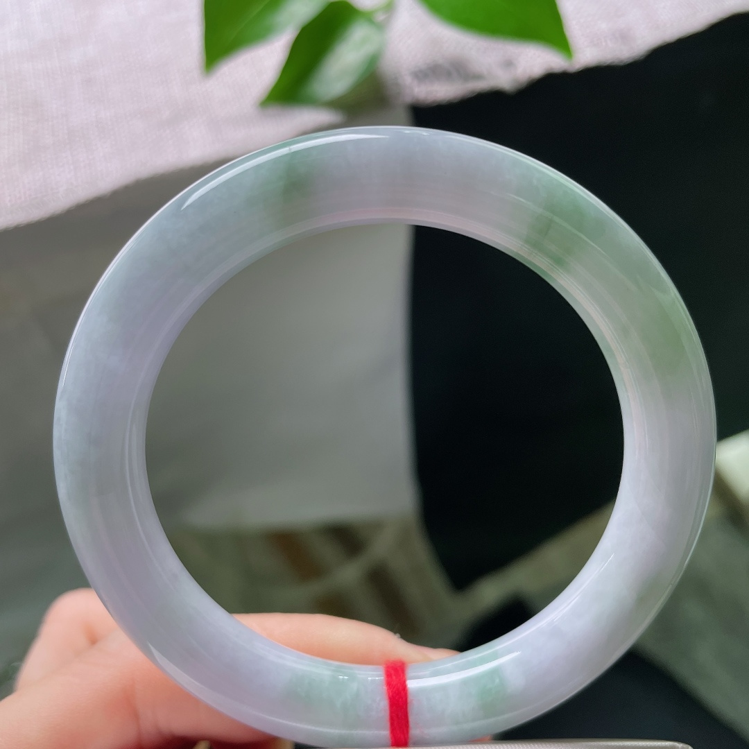 56.8/10.7，春彩圆条，一点皮纹，玉质温润细腻，素白底色衬悠然翠色，双色相生柔和不张扬，流露玉石含蓄温润质感。ss59437a
