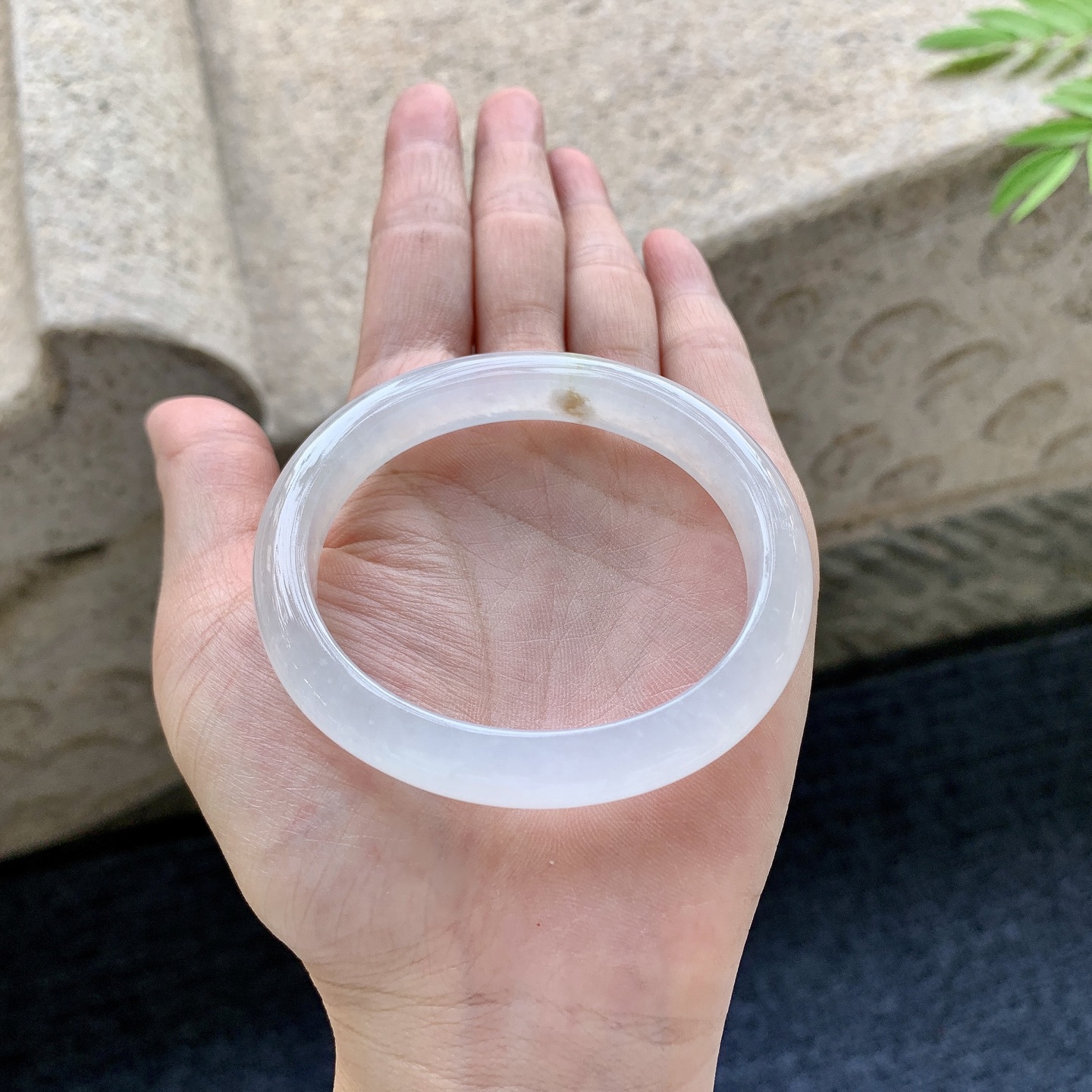 贵妃54 55 圈口55.4/49.2/10/7.5 编码GF011410 白冰，清透，水润，种老，细腻，打灯有絮线