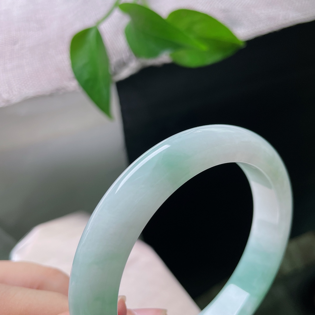 蓝底正圈，皮纹，清润冰底裹挟着悠悠翠色，恰似一汪山间清泉，凉意扑面而来。ss57963a