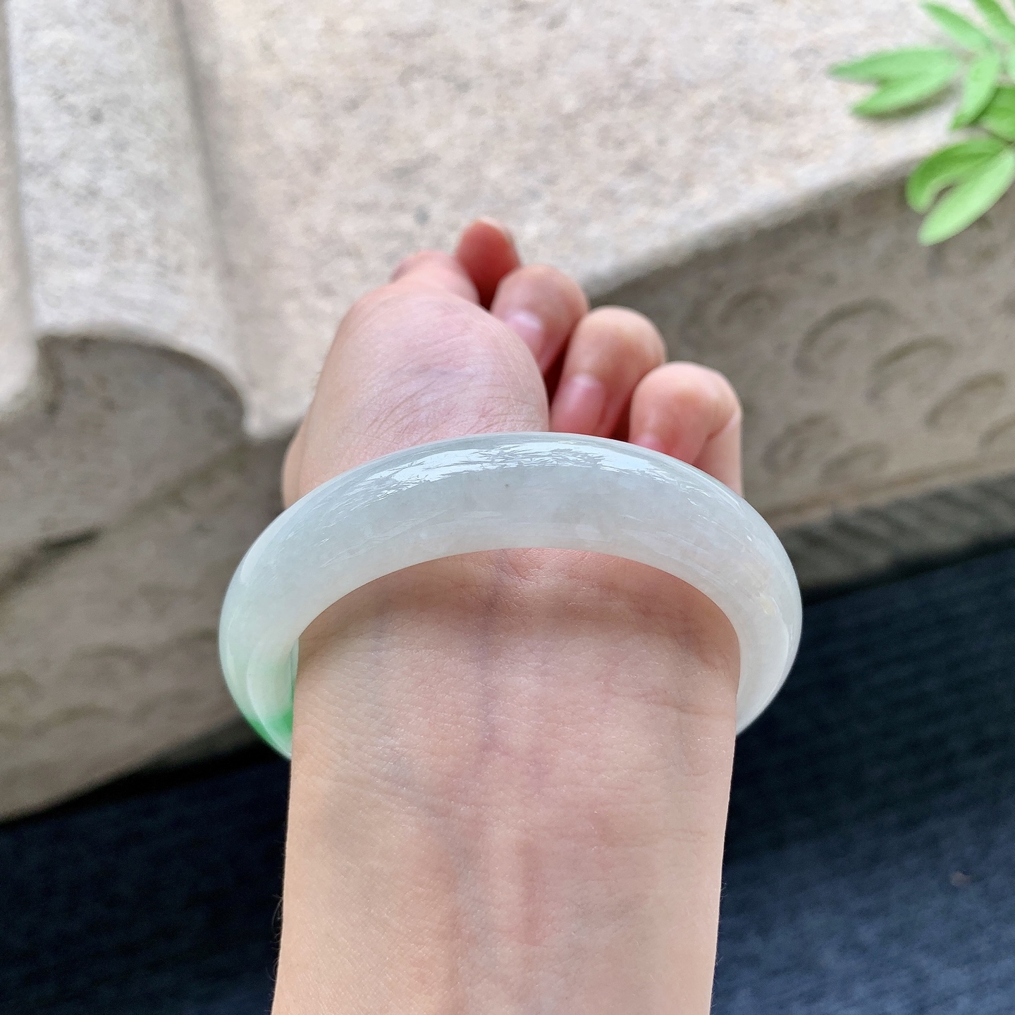 正圈54 55 圈口55.3/13.3/8.5 编码Q5092234 糯冰飘绿，水润，种老，细腻，无裂