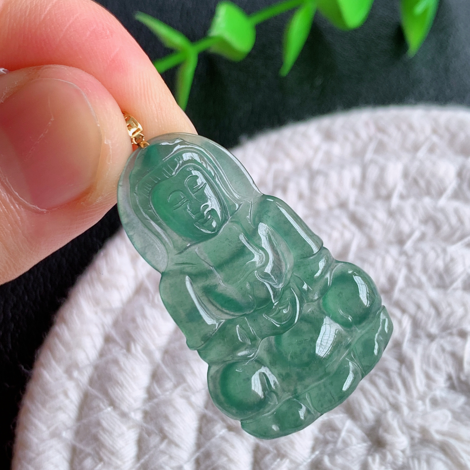 18k金扣冰润精雕观音吊坠，法相端庄大气，工艺精湛，种色浓郁，细腻饱满冰润，种老水足，收藏佳品，佩戴大气  W49.20  尺寸：34.8-22-3.6mm