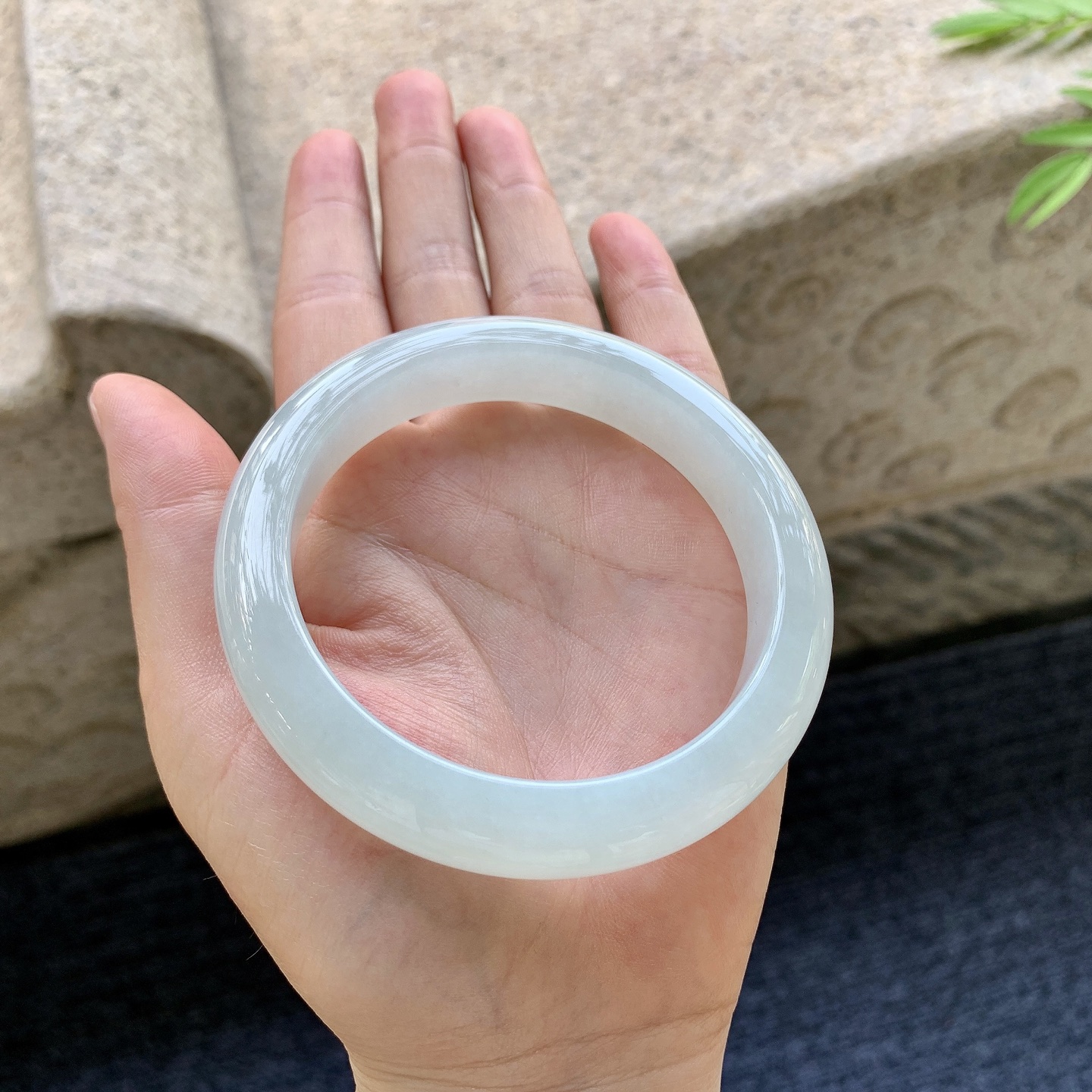 正圈59 60 圈口60.9/12.8/9.3 编码T1092308 细糯底色，水润，种老，细腻，打