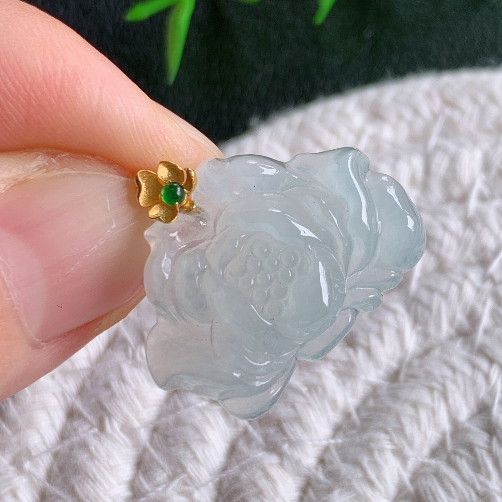 18k金扣老坑冰润莲花挂件，种水上乘，肉质水润细腻，晶体结构致密，莹润通透，颜色清爽干净，色泽纯正 