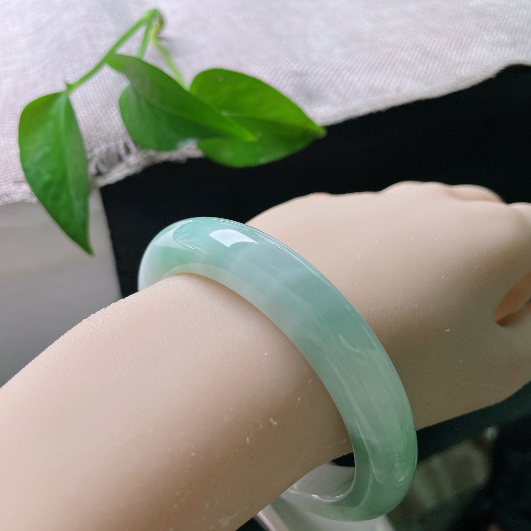 蓝底正圈，皮纹，清润冰底裹挟着悠悠翠色，恰似一汪山间清泉，凉意扑面而来。ss57963a