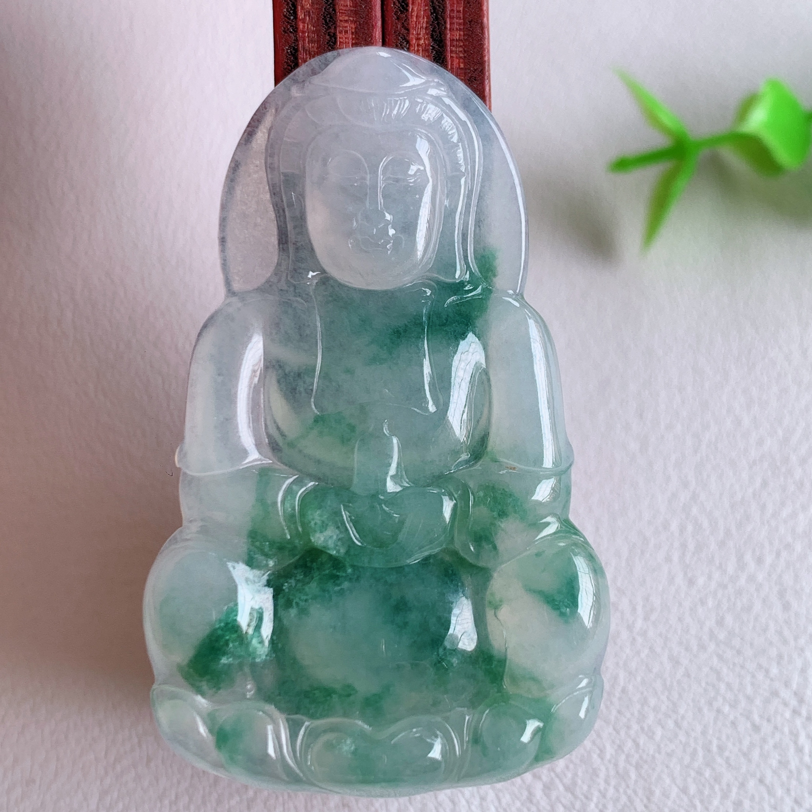 冰润飘花精雕观音吊坠，法相端庄大气，工艺精湛，种色浓郁，细腻饱满冰润，种老水足，收藏佳品，佩戴大气  W03.20  尺寸：47-28.3-4.8mm