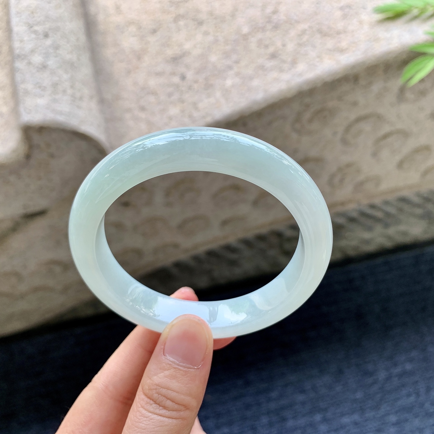 正圈55 56 圈口56.8/12.3/8.3 编码T1092310 细糯底色，水润，种老，细腻，打灯有絮线