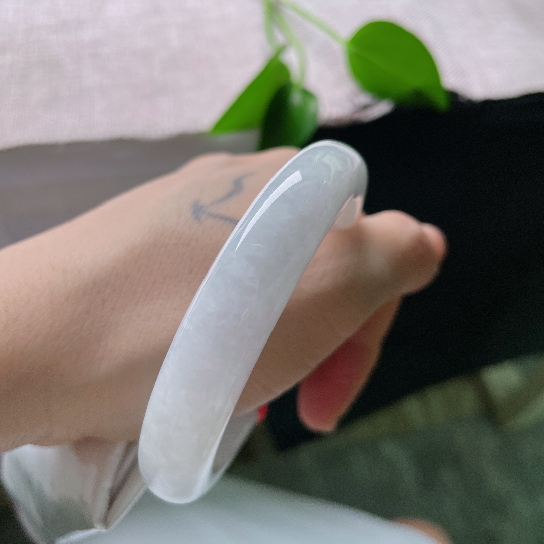 55.8/12.3/8.9，白月光正圈，一点皮纹，清润白冰玉底，水头通透，柔光内敛，素镯简约大方，百搭耐看。ss59589a