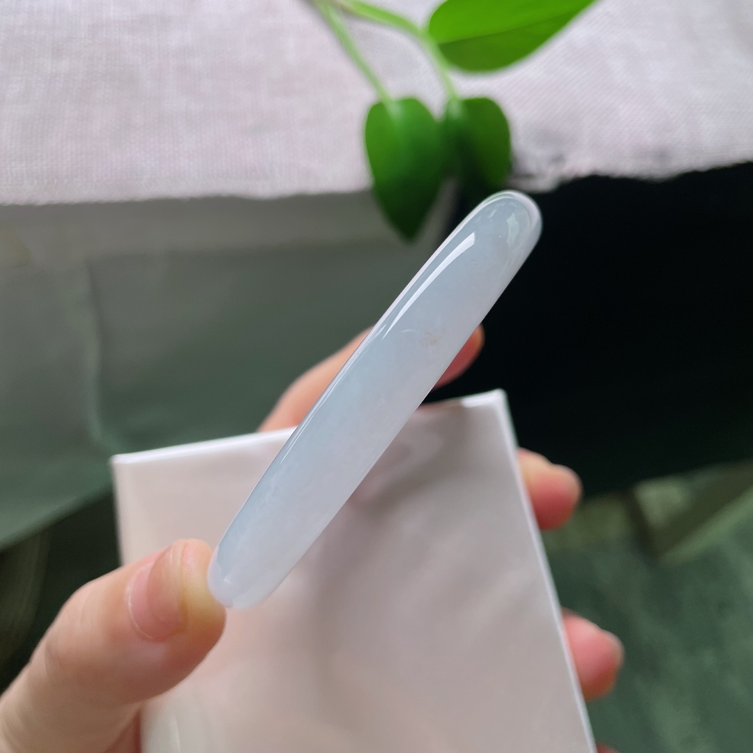 54/9.7，圆条，无裂，清透白冰圆镯，玉质冰润如水，月色般淡雅底色，圆条敦厚，温婉大气不张扬。ss59622a