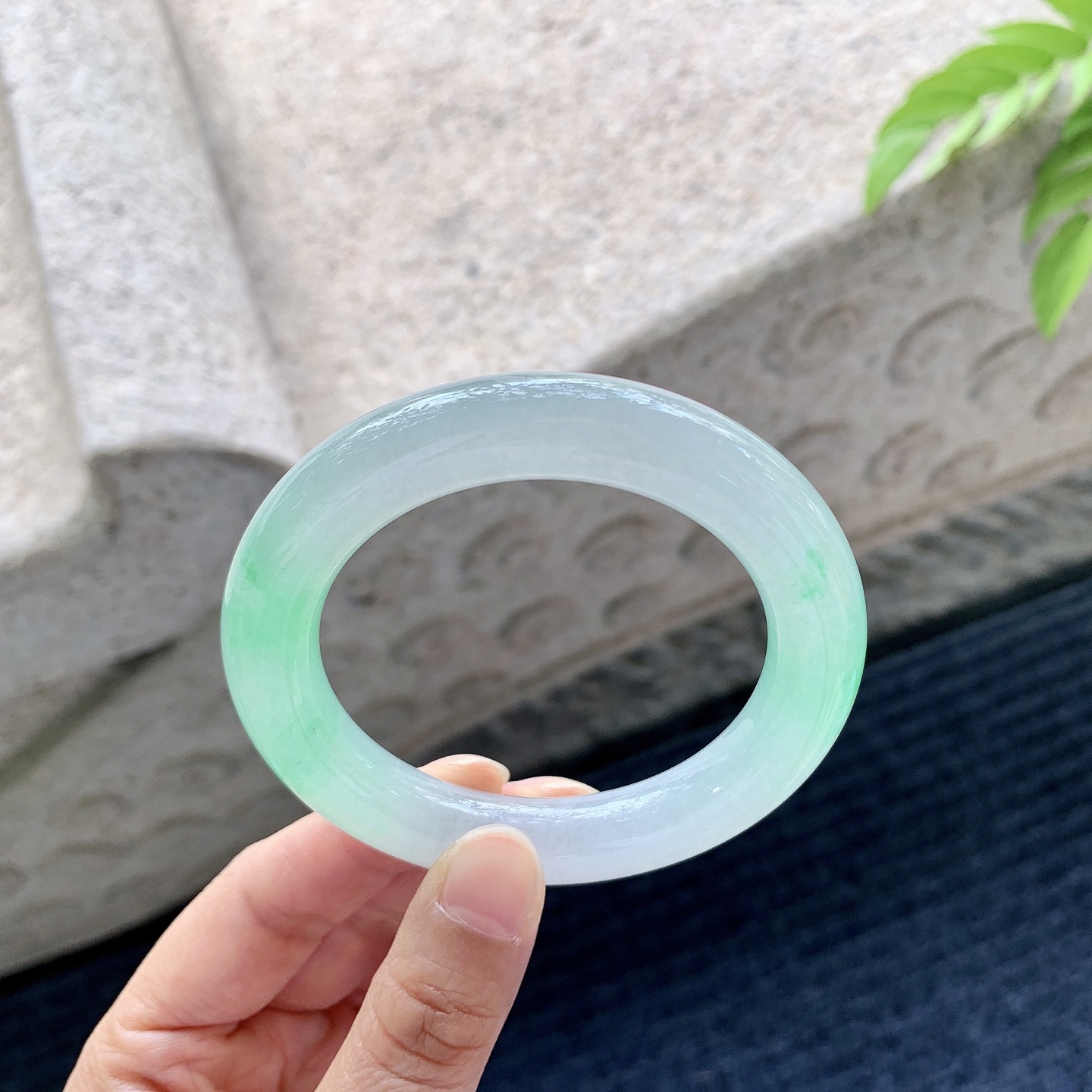 圆条52 53 圈口53.7/11.2/11.2 编码BA092394 冰飘阳绿，水润，种老，细腻，打灯有棉纹