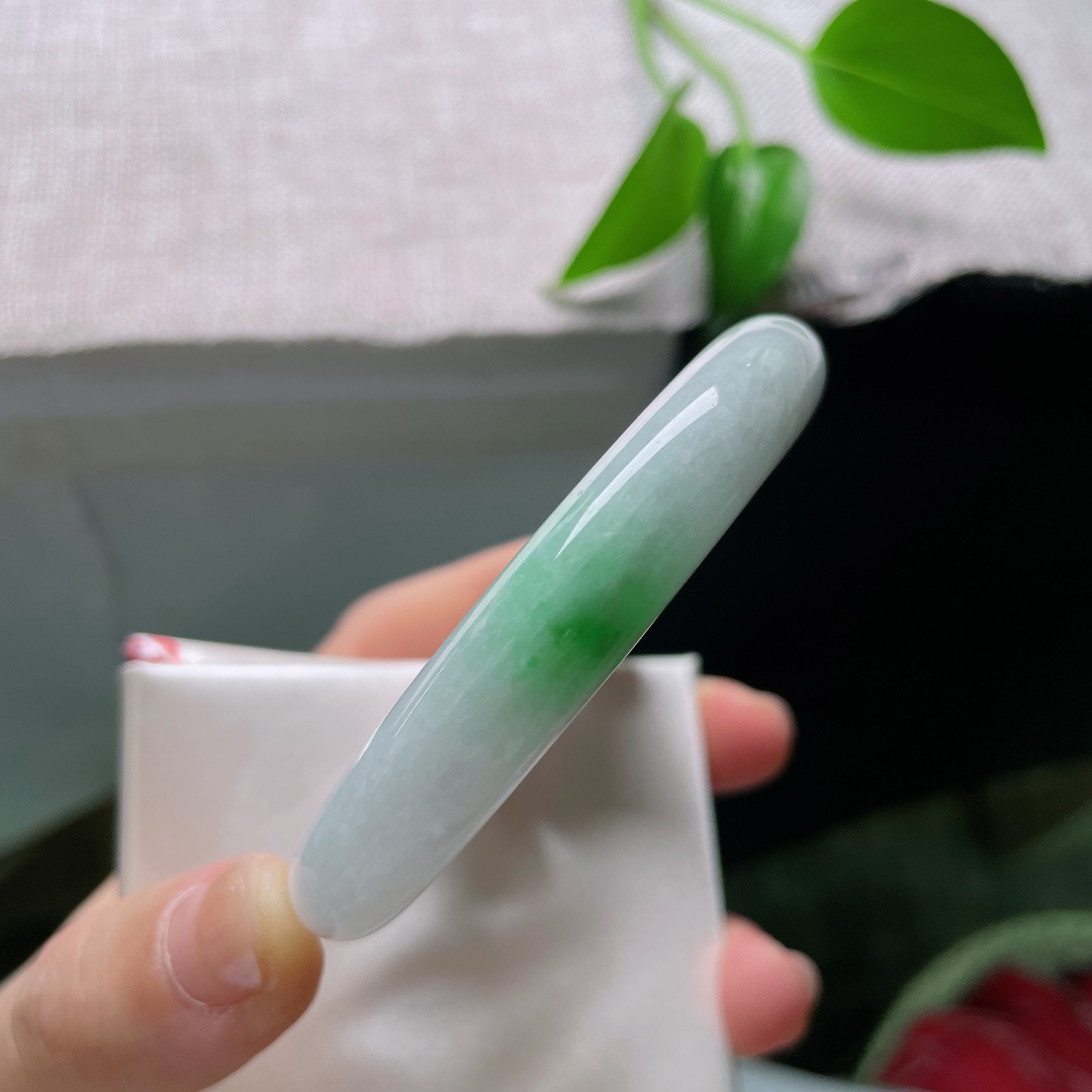 56.9/11.1/9，春彩正圈，一点皮纹，素雅白冰玉底温润干净，两处鲜辣翠色点睛镯身，青白相映，简约之中迸发灵动生机。ss59653a