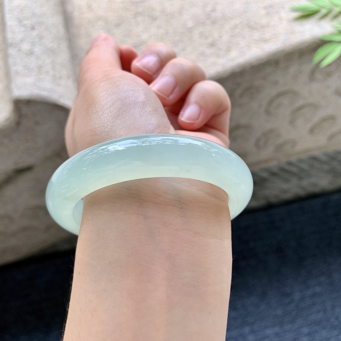正圈54 55 圈口55.7/12.8/8.8 编码G9092320 冰糯淡绿，水润，种老，细腻，无裂