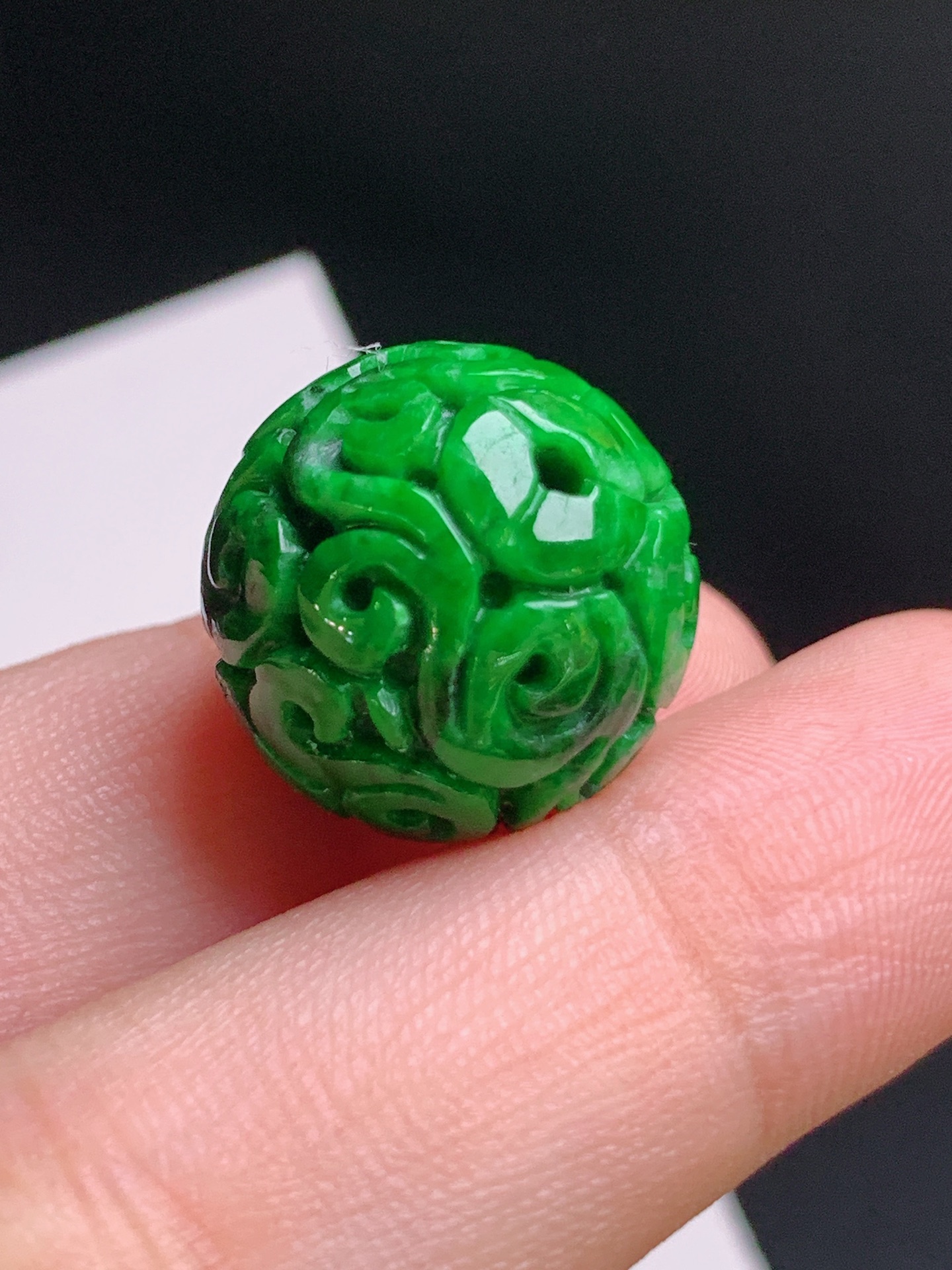 ️ 辣绿雕花珠珠，色浓阳正，雕工精致，寓意路路通达 裸石16.7 19