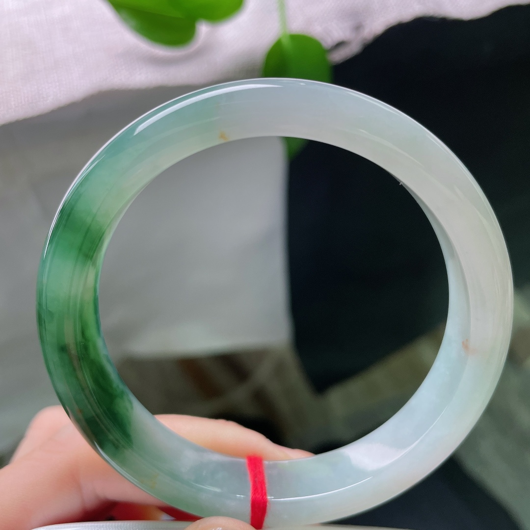 60/12.3/8.5，飘花正圈，一点小碎纹，半山含烟，半水映月，这枚半山水飘花手镯，玉底清润，飘花写意，一镯揽尽山水闲情，静伴朝夕，温柔安然。ss59424a