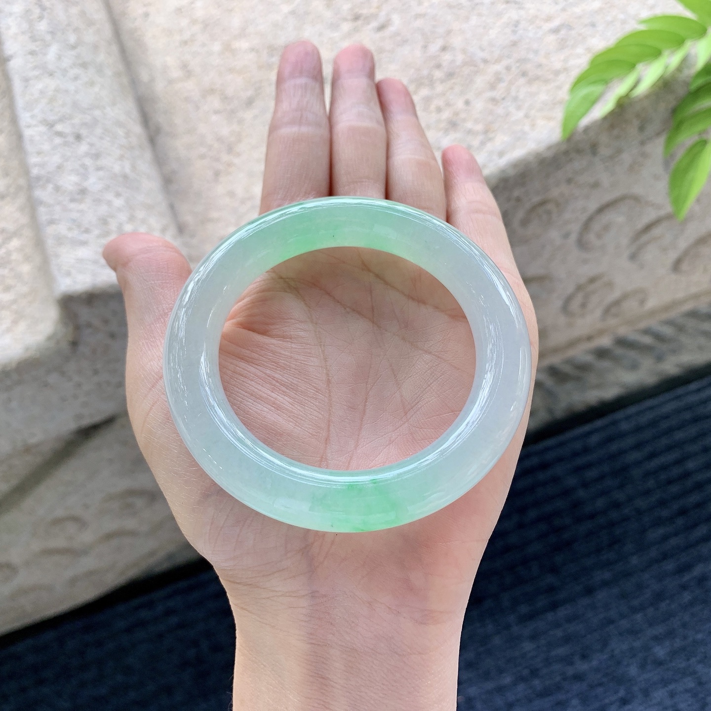 圆条52 53 圈口53.7/11.2/11.2 编码BA092394 冰飘阳绿，水润，种老，细腻，