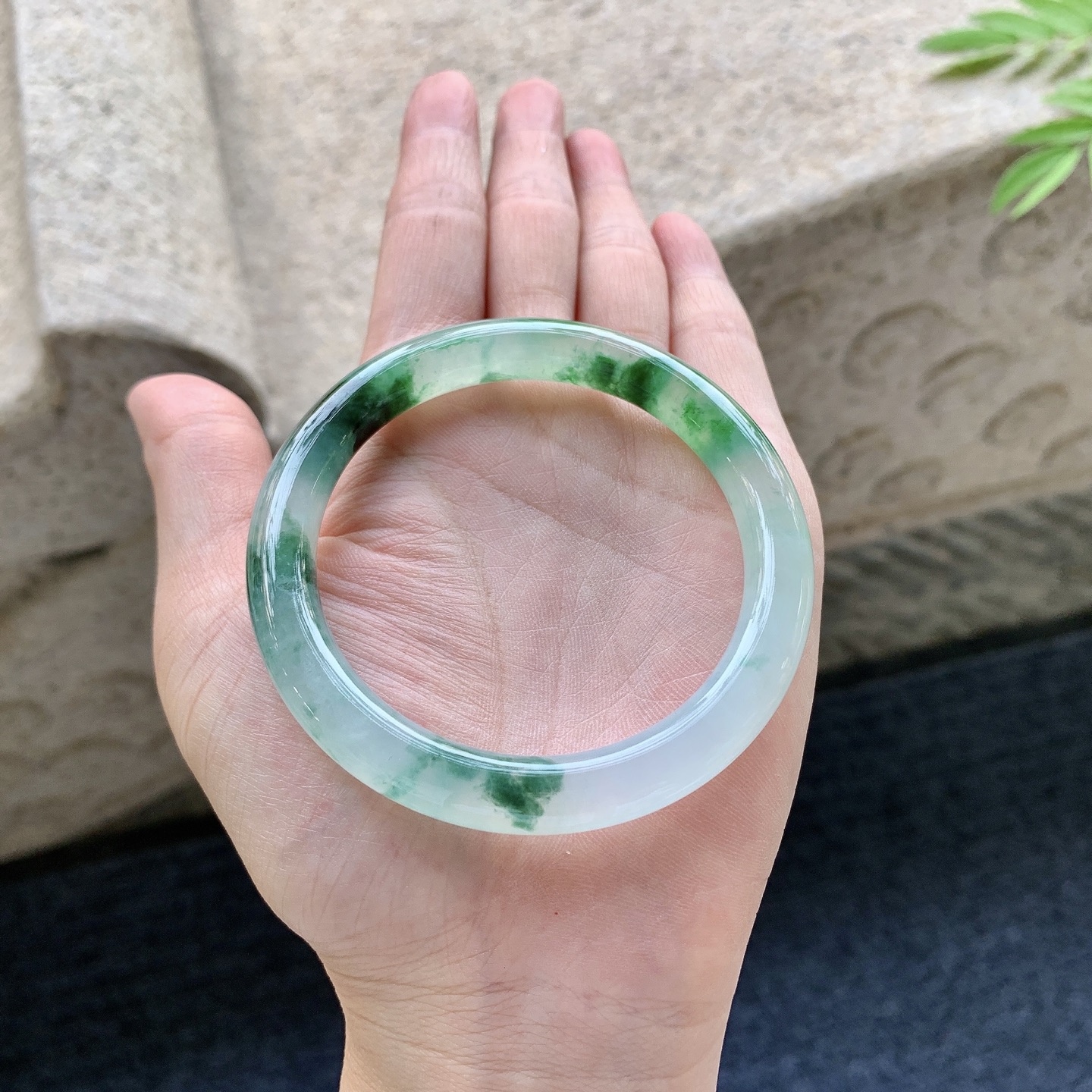 圆条53 54 圈口54.8/8/8.3 编码W6092317 冰飘绿花，水润，种老，细腻，打灯有纹线