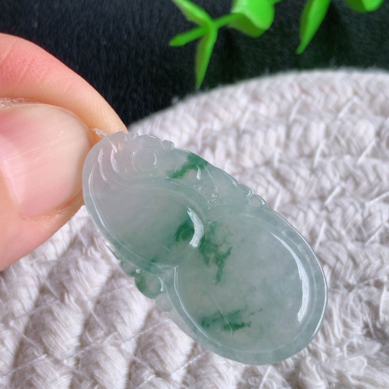 冰润飘花葫芦翡翠吊坠  寓意“福禄双全，加官进爵，财源滚滚” 莹润通透，抱满大气  清新脱俗    W49.20 尺寸：34.3-18-5.8mm