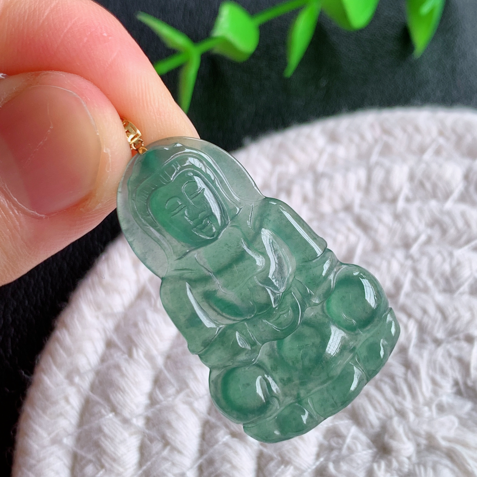 18k金扣冰润精雕观音吊坠，法相端庄大气，工艺精湛，种色浓郁，细腻饱满冰润，种老水足，收藏佳品，佩戴大气  W49.20  尺寸：34.8-22-3.6mm