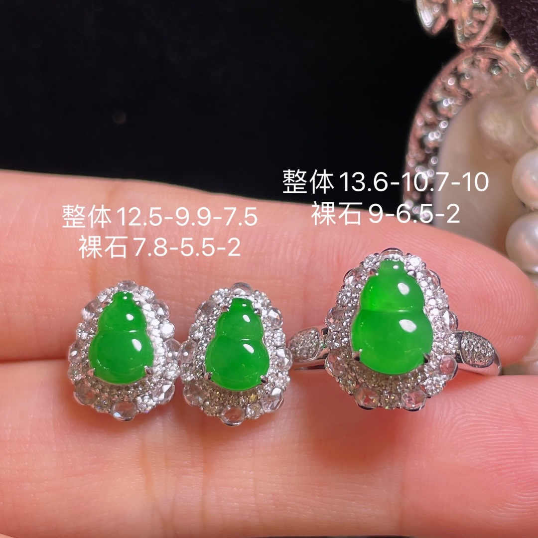 翡翠A货 葫芦耳环+葫芦戒指 阳绿满色，料子冰润细腻，种老起光，18k金镶真钻，上身佩戴效果很好 