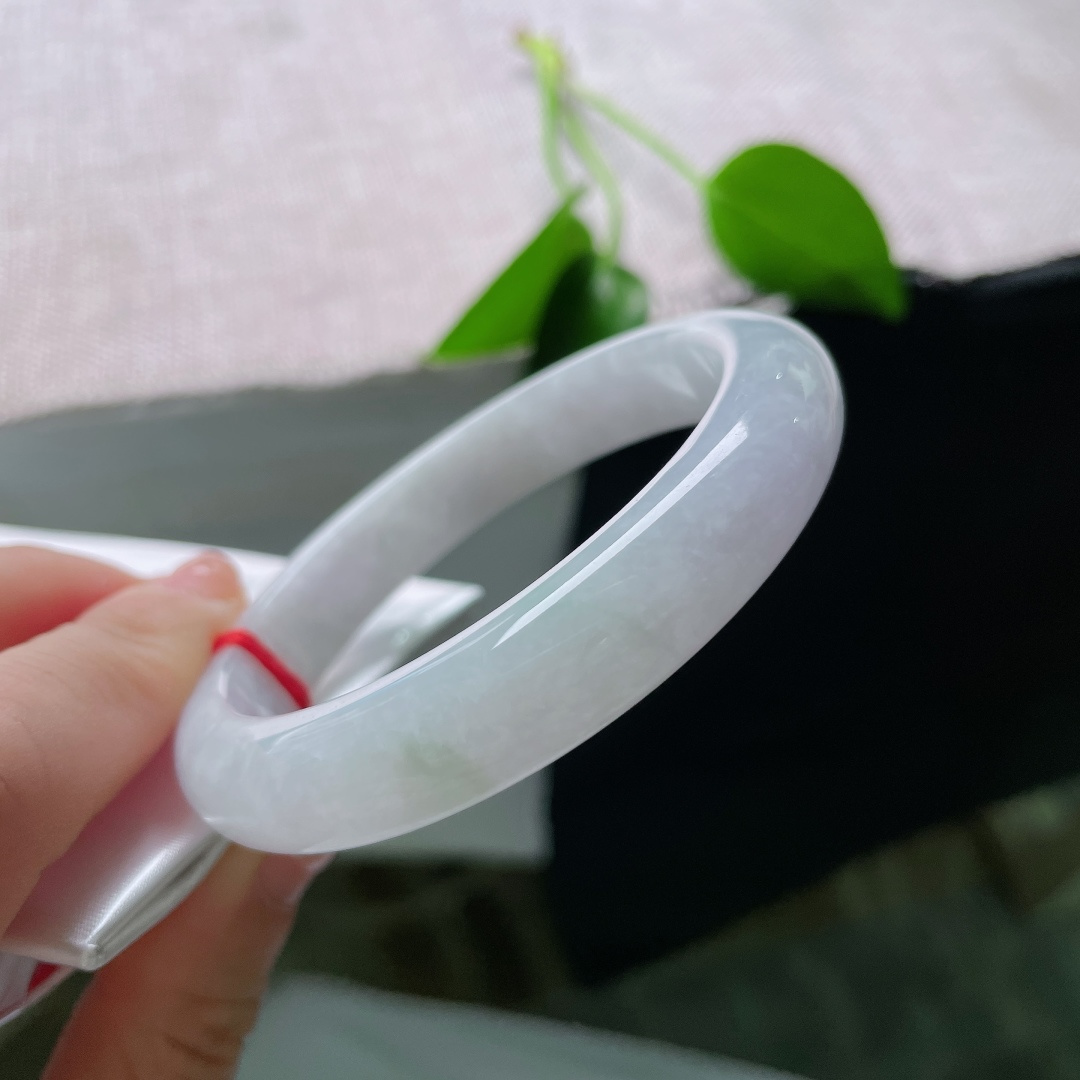 56.7/11.6/8.5，白月光正圈，一点皮纹，底子匀净细腻，光泽温润内敛，素面留白，演绎简约玉石美感。ss59598a