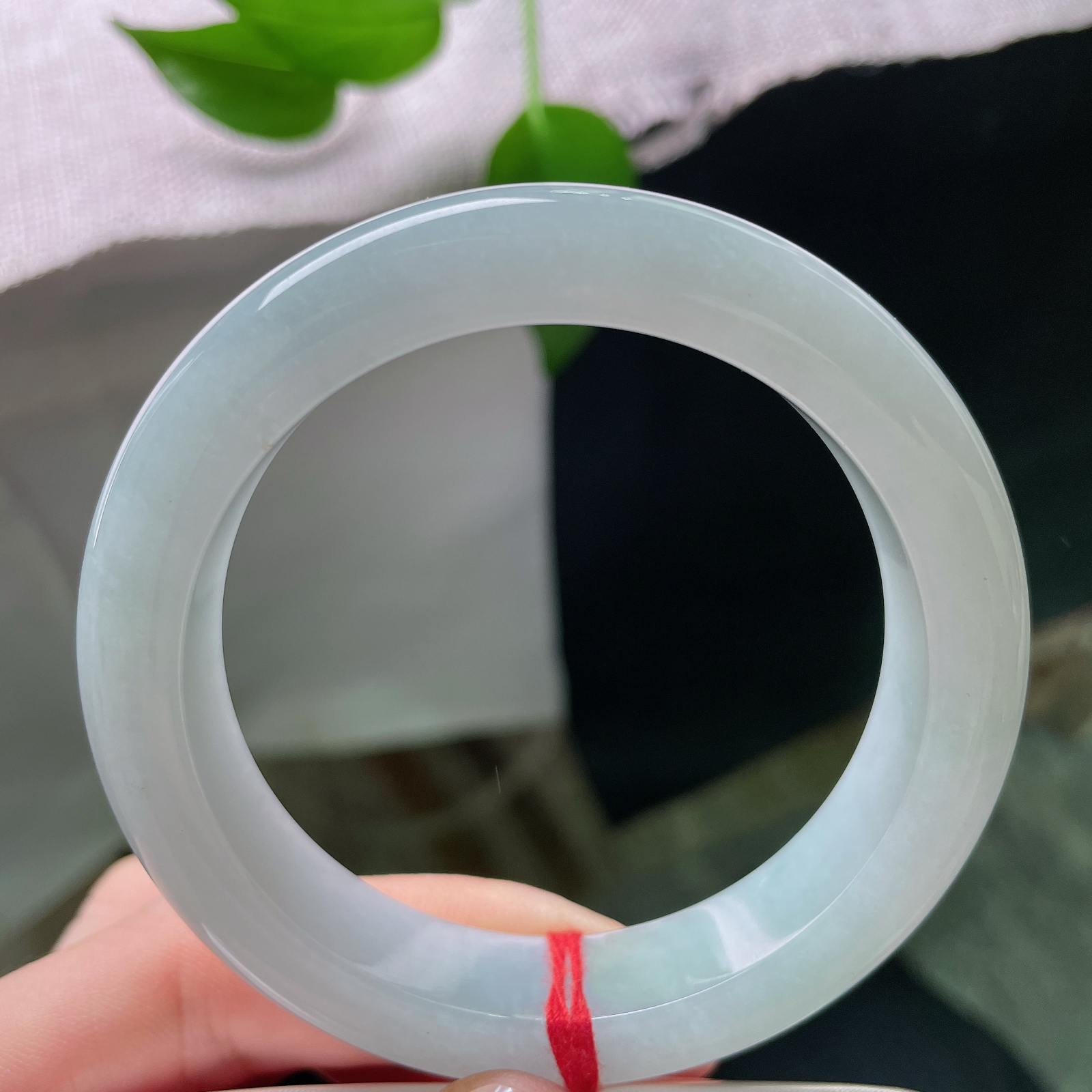55.8/12.7/9.4，蓝底正圈，完美，润蓝晴底色清逸澄澈，玉质细腻莹亮，似薄雾映寒湖，腕间流淌清冷温柔气韵，ss59505a