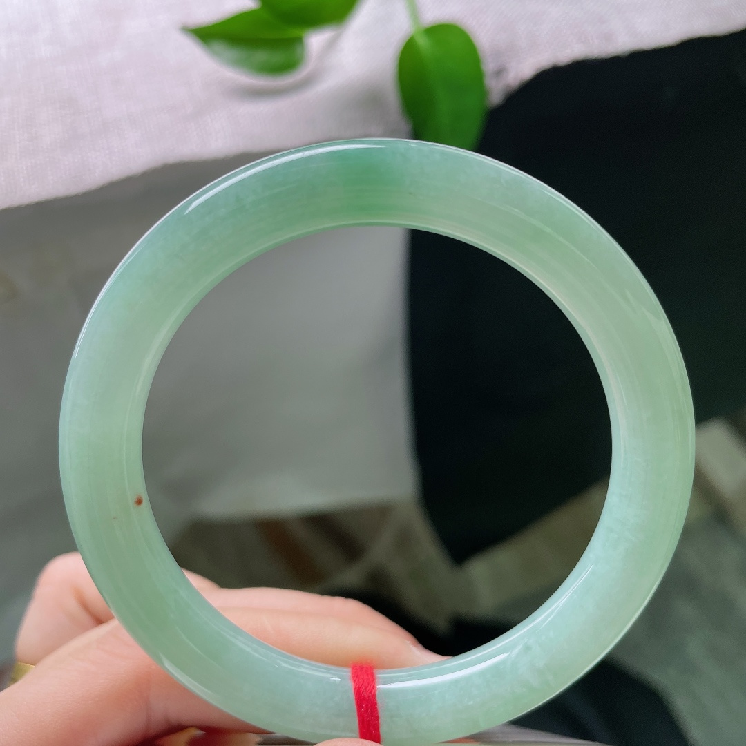58.7/9.9，果绿圆条，棉线，玉质干净柔和，果绿深浅错落，恰似春日林间刚冒头的新叶，生机盎然。ss59645a