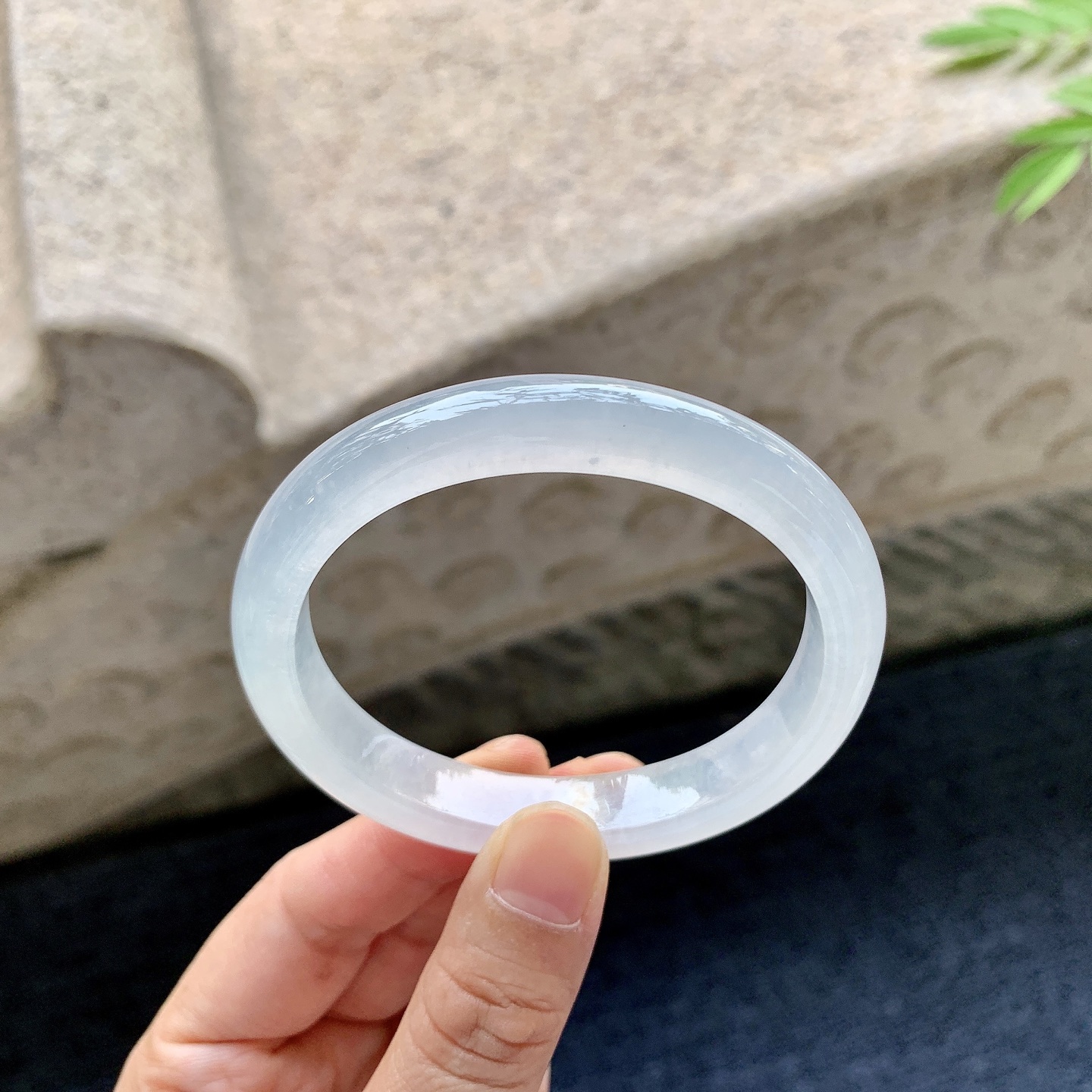 贵妃54 55 圈口55.4/49.2/10/7.5 编码GF011410 白冰，清透，水润，种老，细腻，打灯有絮线