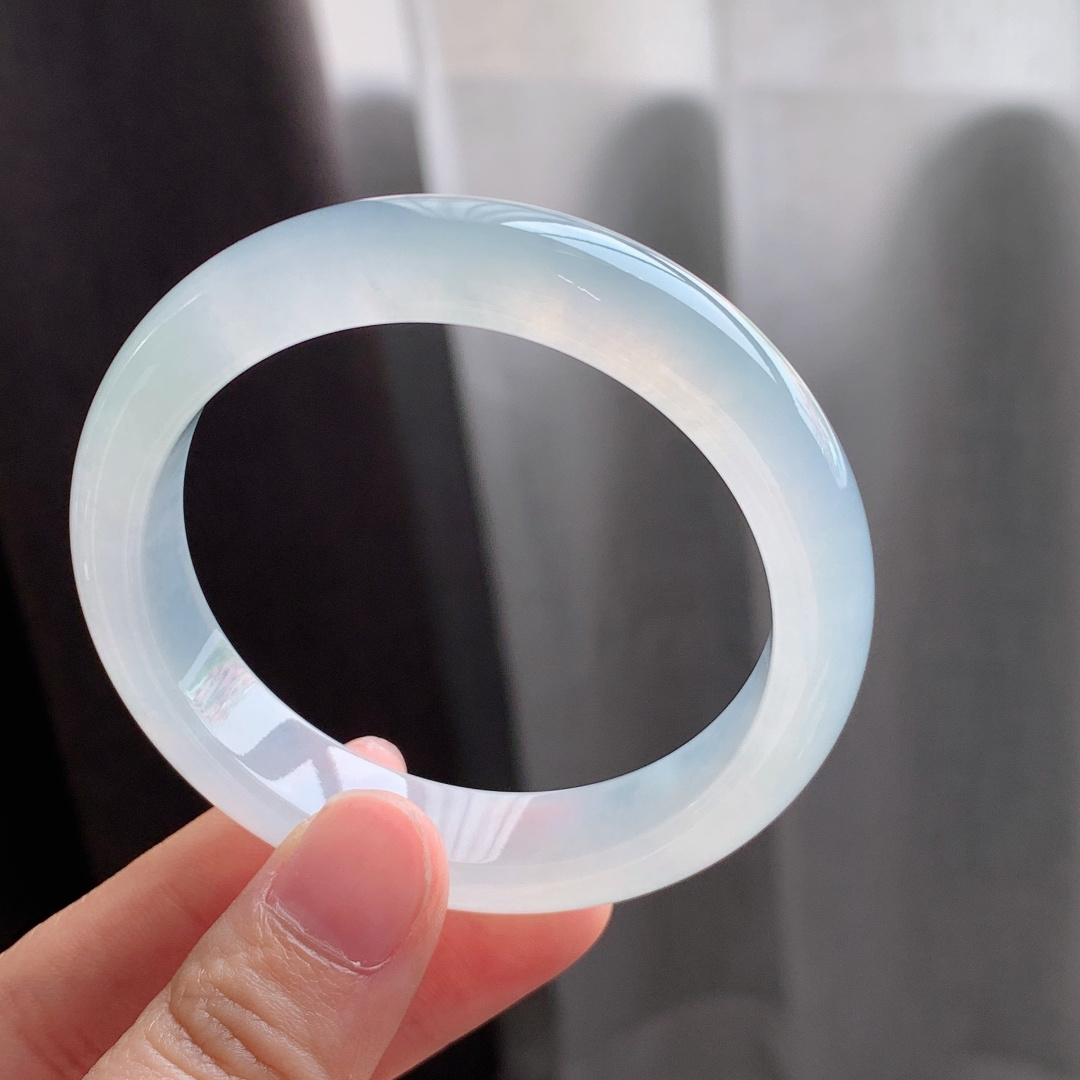 正圈51 52 圈口52.7/12.5/7.8 编码GJ092342 冰糯底色，水润，种老，细腻，打